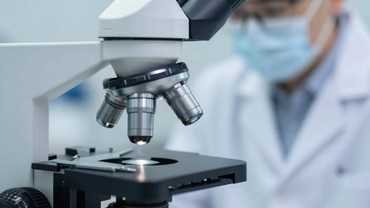 Detailní pohled na mikroskop v laboratorním prostředí při analýze spermiogramu.